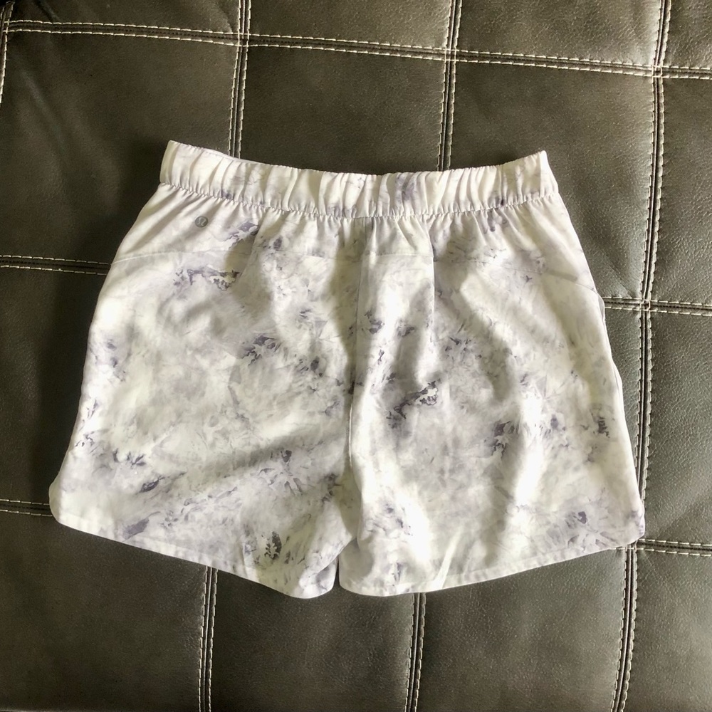 NWT Lululemon Print Flat Front Relaxed Shorts 4.5” Aquila Rhino Grey Multi 10 - Picture 4 of 12